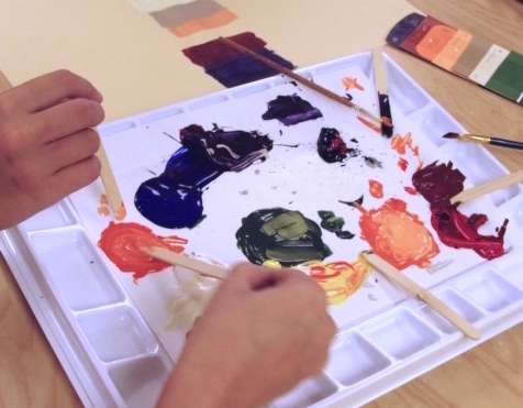 kids mixing new paint colors