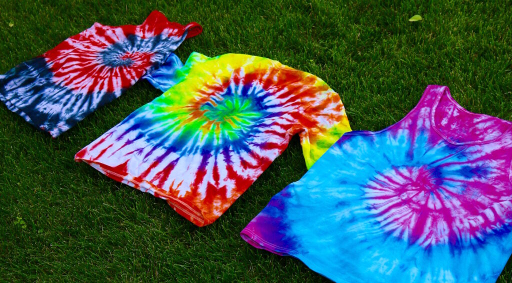 t-shirts dyed with spiral pattern