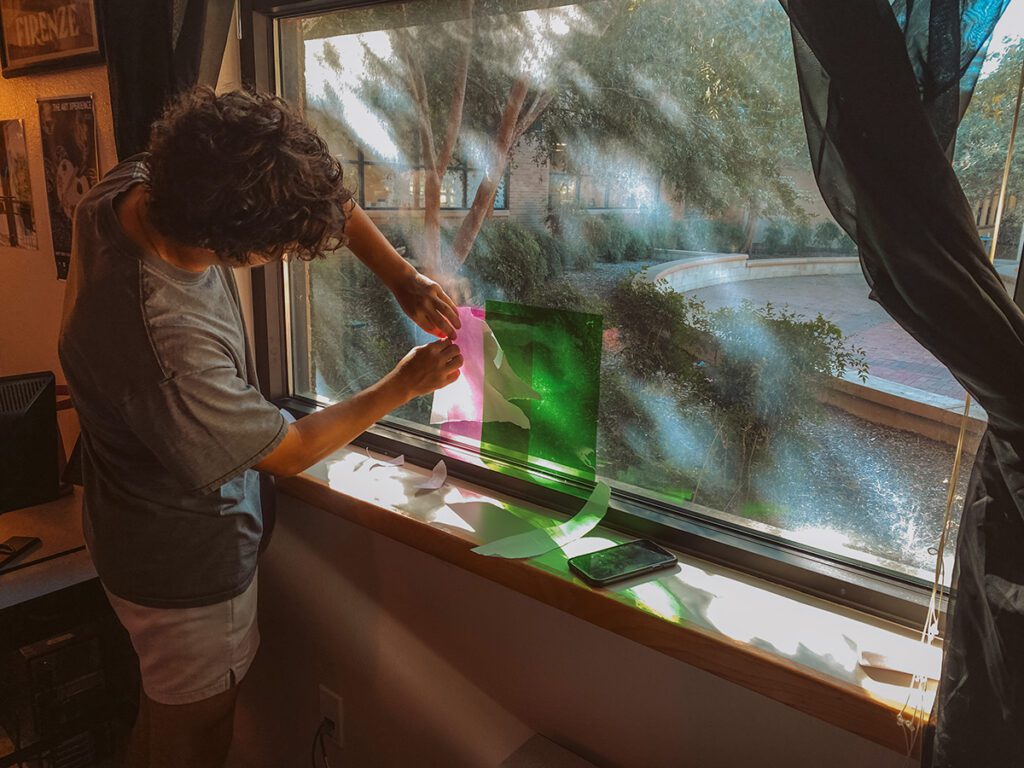 un estudiante juega con luces y sombras