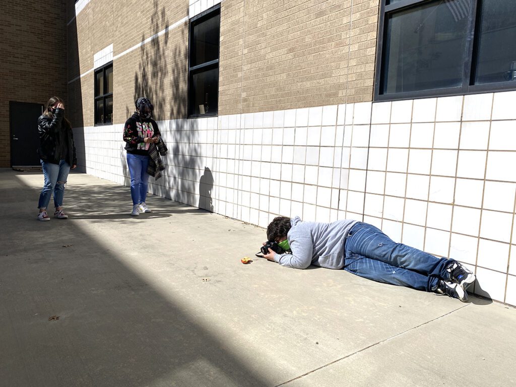 un estudiante toma fotos