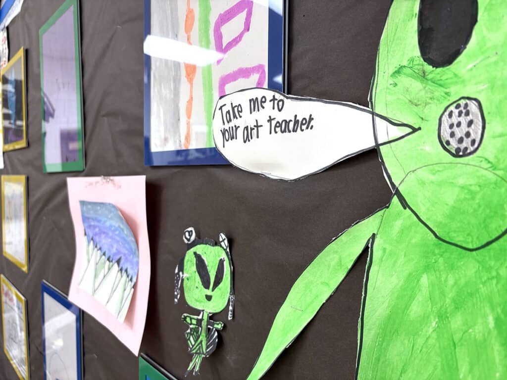 alien bulletin board saying "take me to your art teacher"